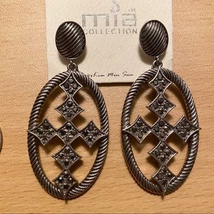 NEVER USED. VINTAGE Mia Collection Earrings